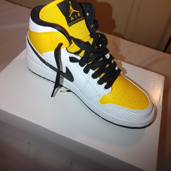 Sneakers - Picture 3 of 5